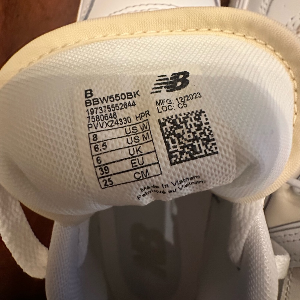 Iconic New Balance 550 White Beige Sneakers - Picture 4 of 7
